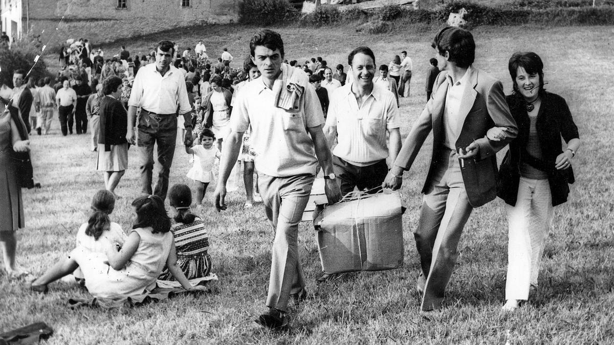 Romeros en dirección al Castañeu Llanu, prau del Carmín en 1971.