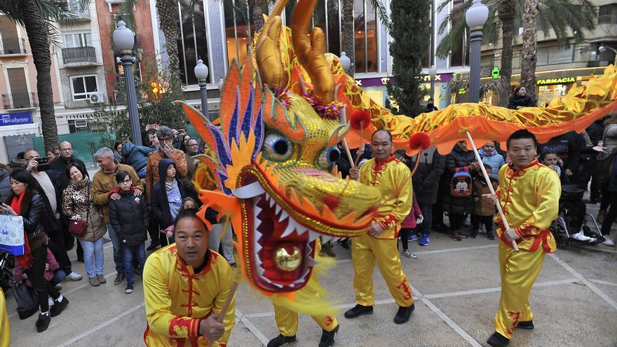 La comunidad china de Elche retoma tras la pandemia la celebración en la calle de su Año Nuevo