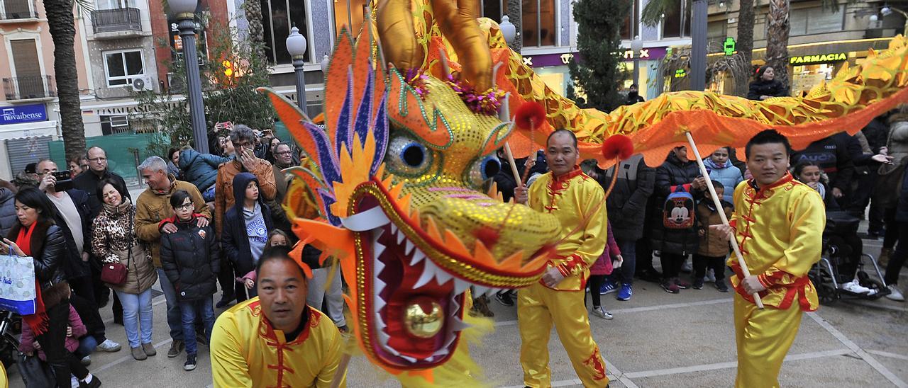 Celebración del Año Nuevo chino en 2019, con uno de los enormes dragones que desfilaron.