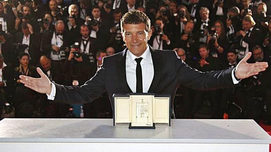 Antonio Banderas, exhultante, con su premio, ayer, en Cannes.