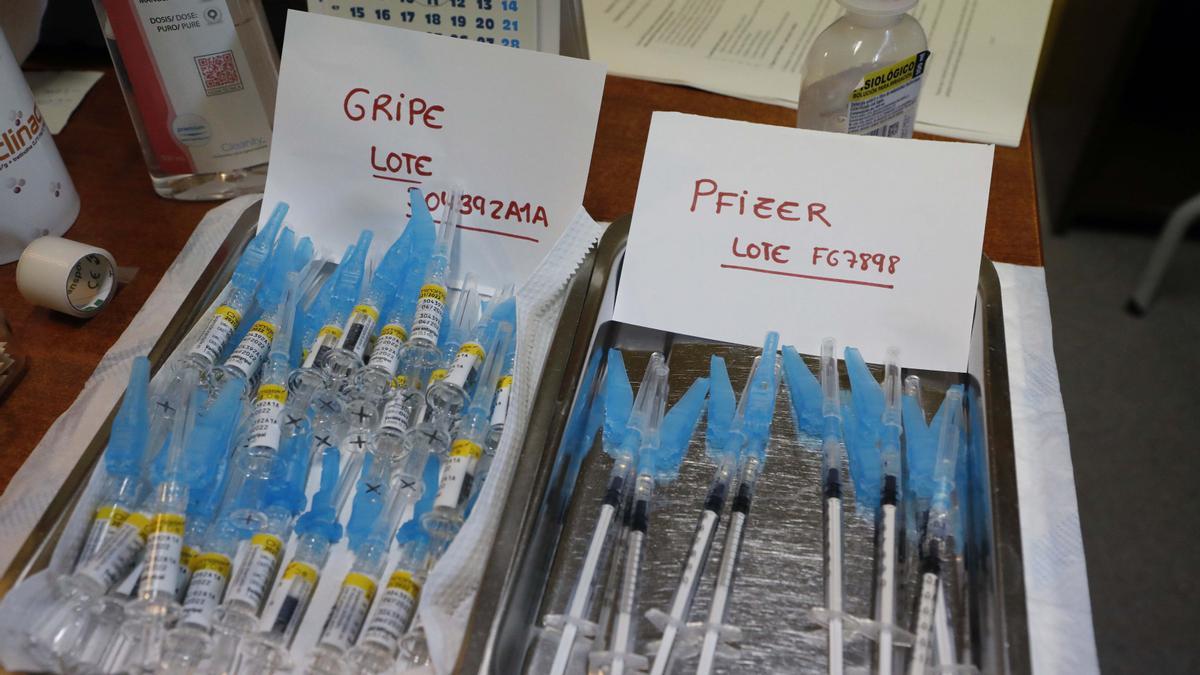 Dosis preparadas en la campaña de doble vacunación de tercera dosis de covid y vacuna de gripe.