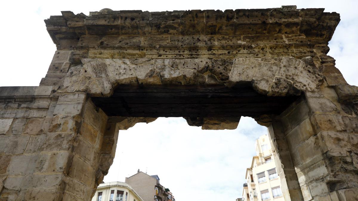 La puerta del Carmen, llena de agujeros realizados por las balas durante los sitios de Napoleón a Zaragoza.