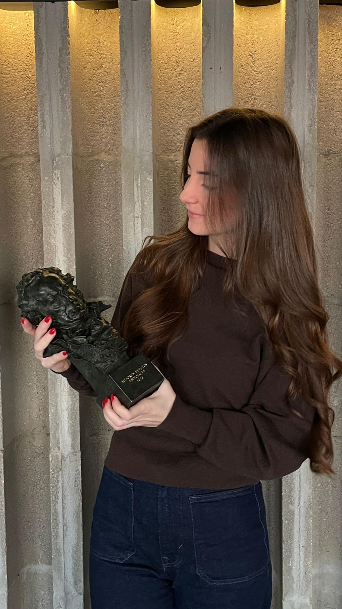 Alicia Asencio Verdú sujeta el Goya a mejores efectos especiales por la película "Los Tigres"