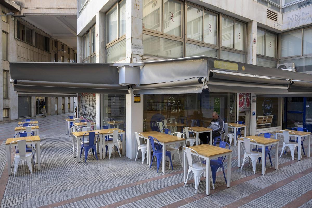 La ausencia de marcas que acoten el espacio de las terrazas dificultan su control.