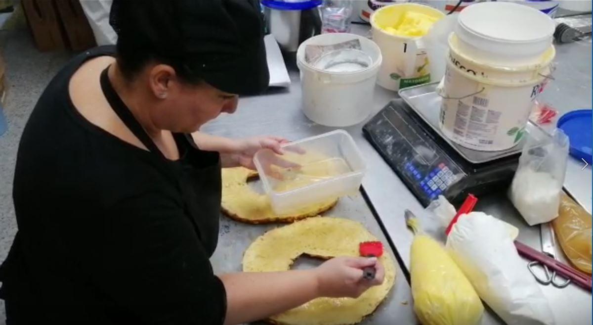 Elaboración del roscón de Reyes en Siete Palmas.
