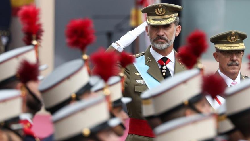 Felipe VI saluda a los militares en el Día de la Hispanidad.