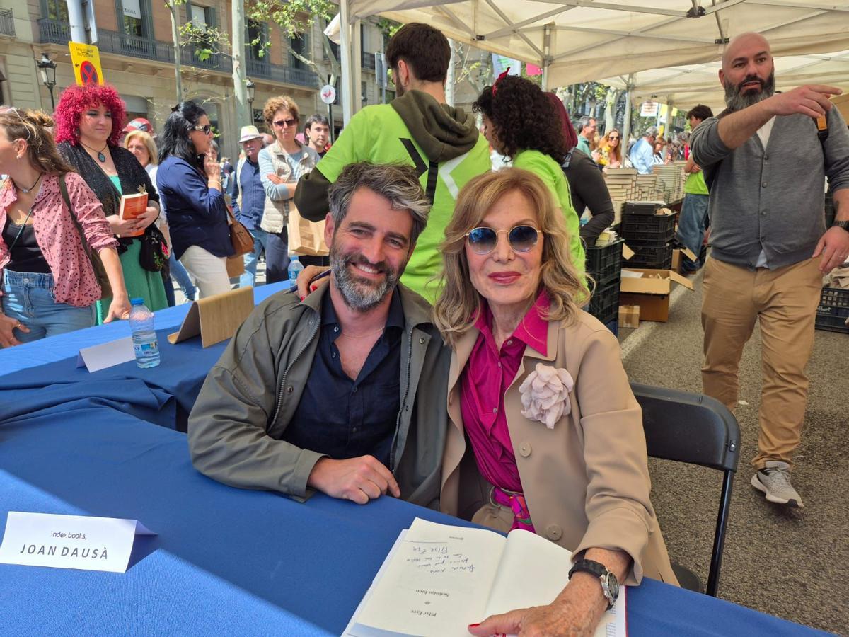 La escritora y periodista Pilar Eyre y el cantante Joan Dausà firmando libros