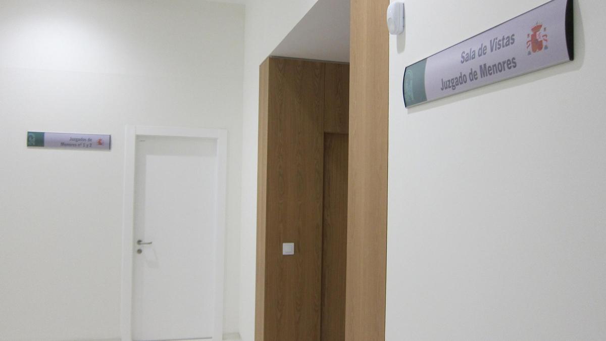 Sala de vistas de un juzgado de menores.