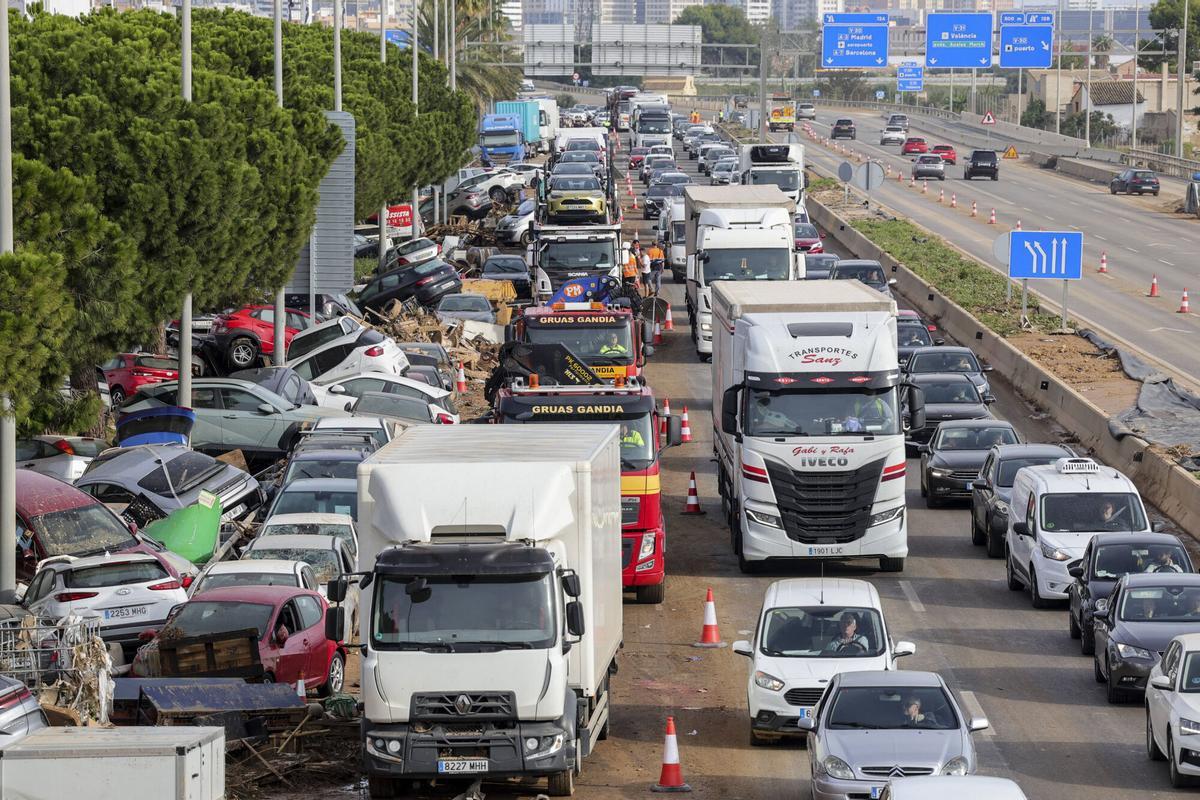 Valencia. VLC. Desperfectos por la Dana en la pista de Silla a la altura de Alfafar y el área comercial. RIADA HISTÓRICA . DANA . GOTA FRÍA . LLEGADA DE VOLUNTARIOS PARA AYUDAR EN LA LIMPIEZA DE LAS CALLES . BARRO . COCHES ARRASTRADOS POR EL AGUA . HORTA SUD Y HOYA DE BUÑOL . REQUENA -UTIEL
