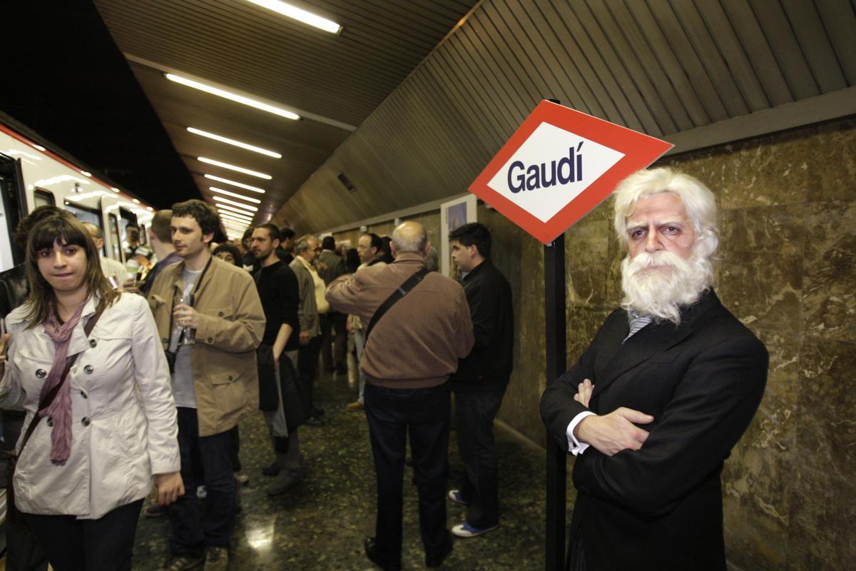 Viaje de recreación, en 2011, que simulaba detenerse en la nunca usada estación de Gaudí, con el propio arquitecto animando el cotarro
