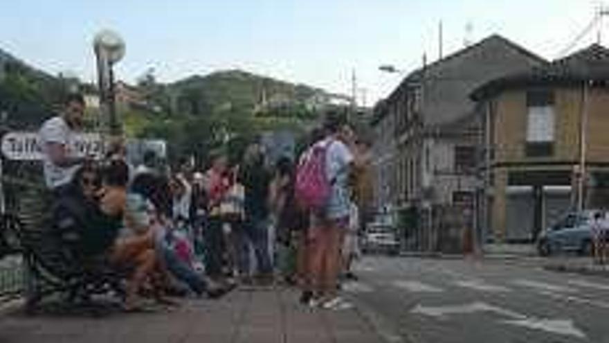 Viajeros esperando en la estación de Tuilla.