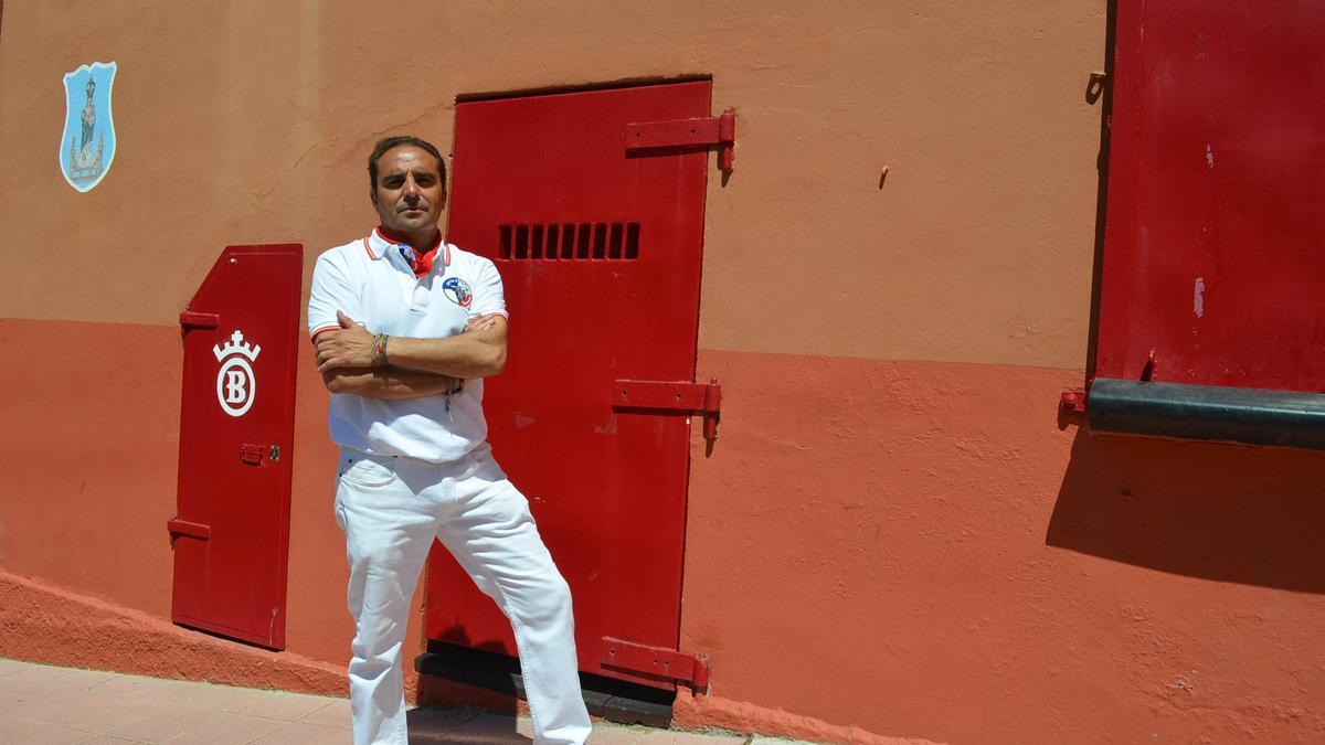 Ladis Alonso, presidente de Gente del Toro, junto al toril de Benavente.