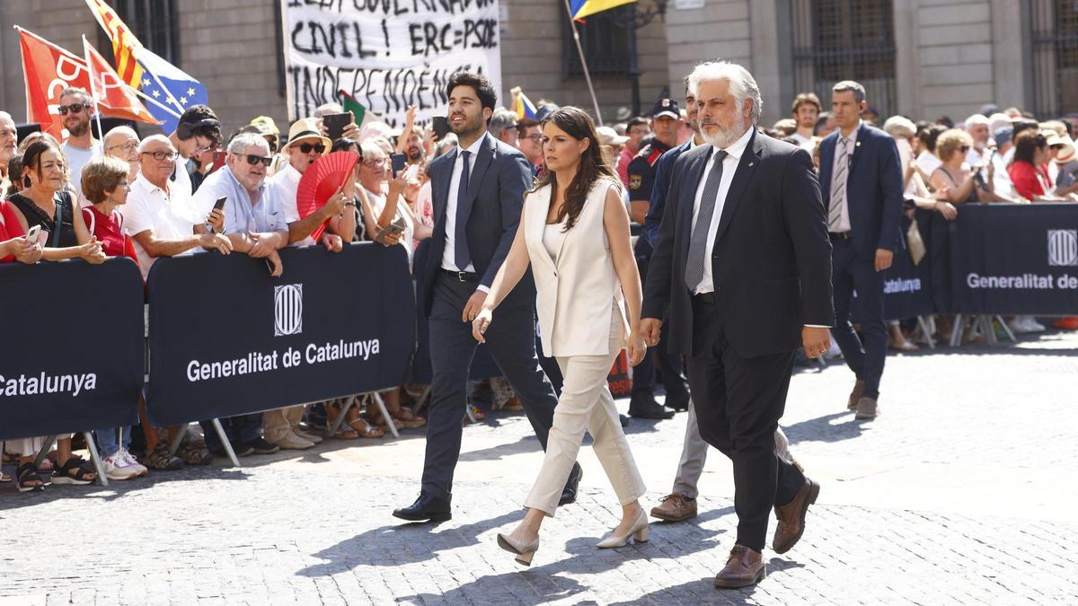 Mónica Sales y Albert Batet llegan a la ceremonia de toma de posesión del líder socialista Salvador Illa como nuevo president de la Generalitat