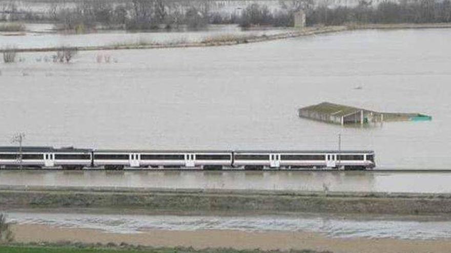 Pina resiste la punta de la crecida y evita el desalojo