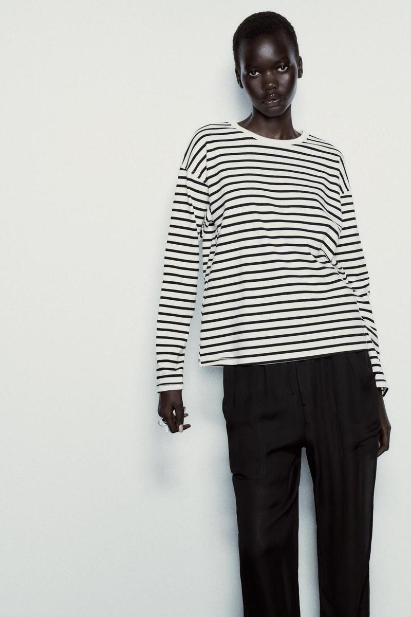 Camiseta de rayas tipo sudadera, de Zara
