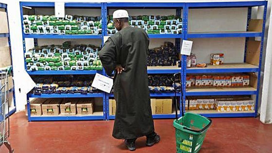 Un usuari al centre de distribució d&#039;aliments de Salt, on ahir Càritas va fer balanç.