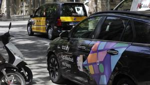Un cotxe de Cabify i un taxi, a la ronda de Sant Pere de Barcelona.  | FERRAN NADEU