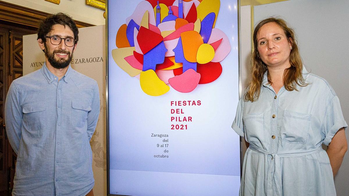 Los diseñadores del cartel de las fiestas del Pilar de este año, con su obra. 
