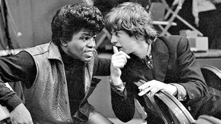 Mick Jagger conversa con James Brown.| foto del libro publicado por alba