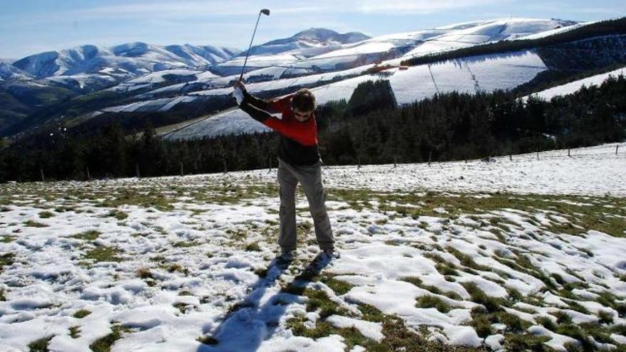 Manuel Pereda ensaya su «swing» en una braña nevada en la zona del Acebo, en Cangas del Narcea.