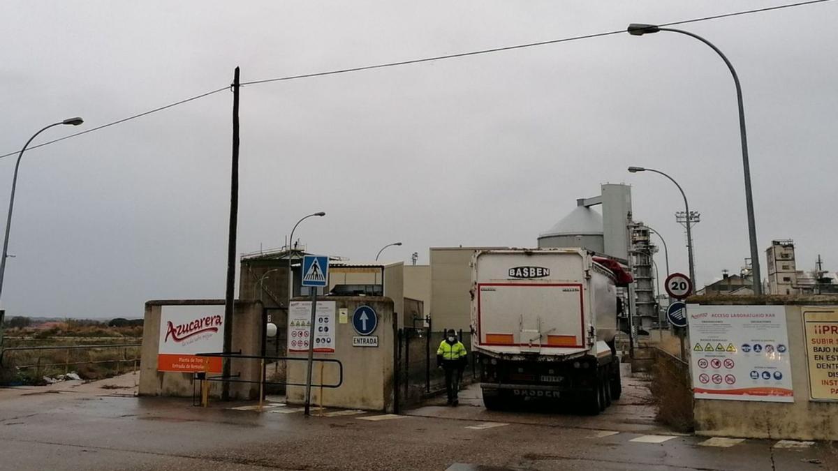 Un camión de remolacha entra a la fábrica de Azucarera en Toro. | M. J. C.