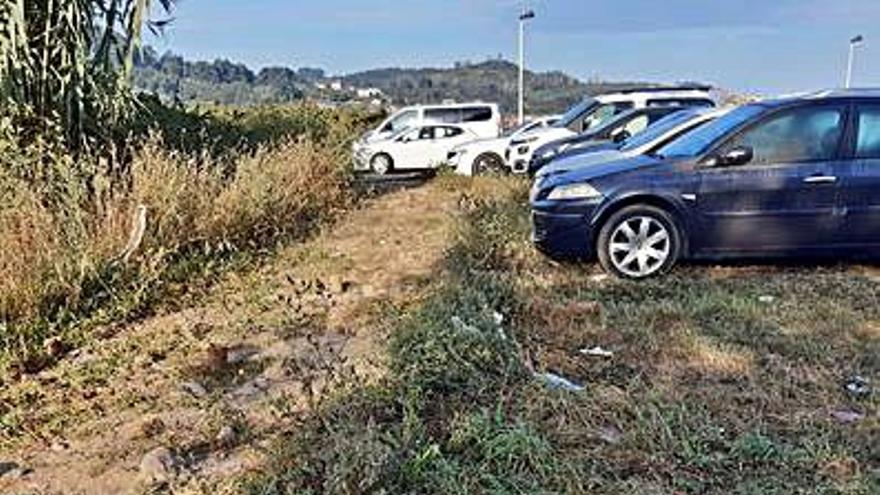 Denuncian la invasión de coches y residuos en las dunas de A Ladeira