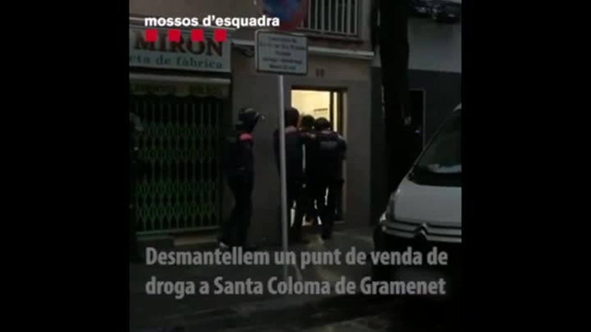 Los Mossos entran en un piso de Santa Coloma donde se vendía droga