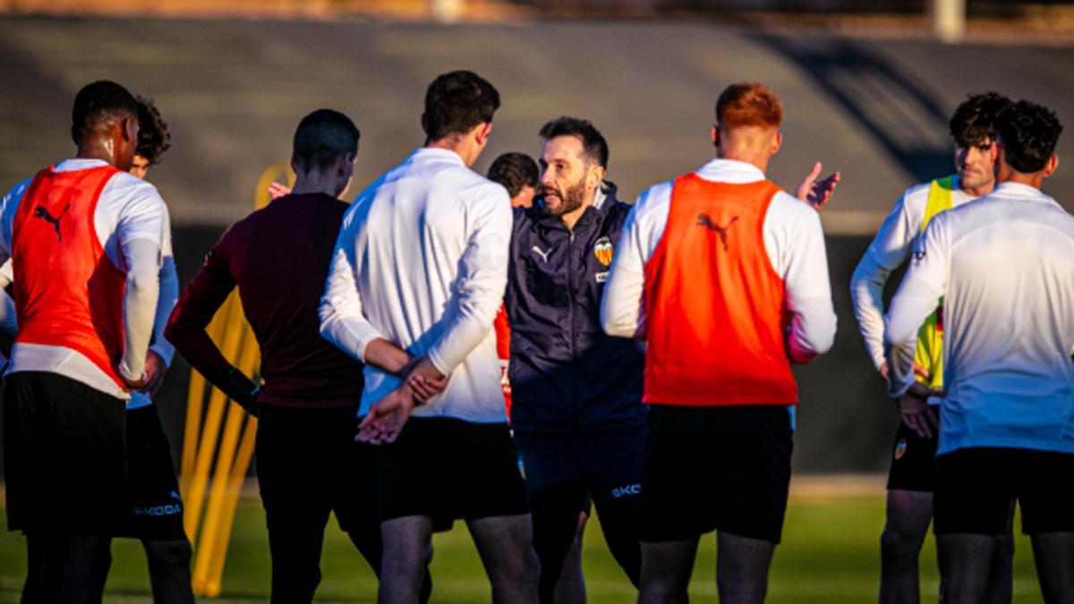 Carlos Corberán, durante un entrenamiento del Valencia CF