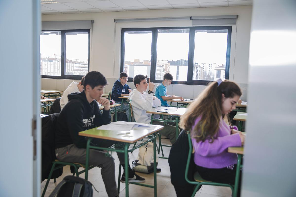Grupo de alumnos que testaron la nueva selectividad en un instituto de Gijón