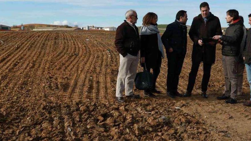 Alberto Castro, centro, junto al alcalde, concejales y técnicos en la escombrera restaurada en Fuentesúco.