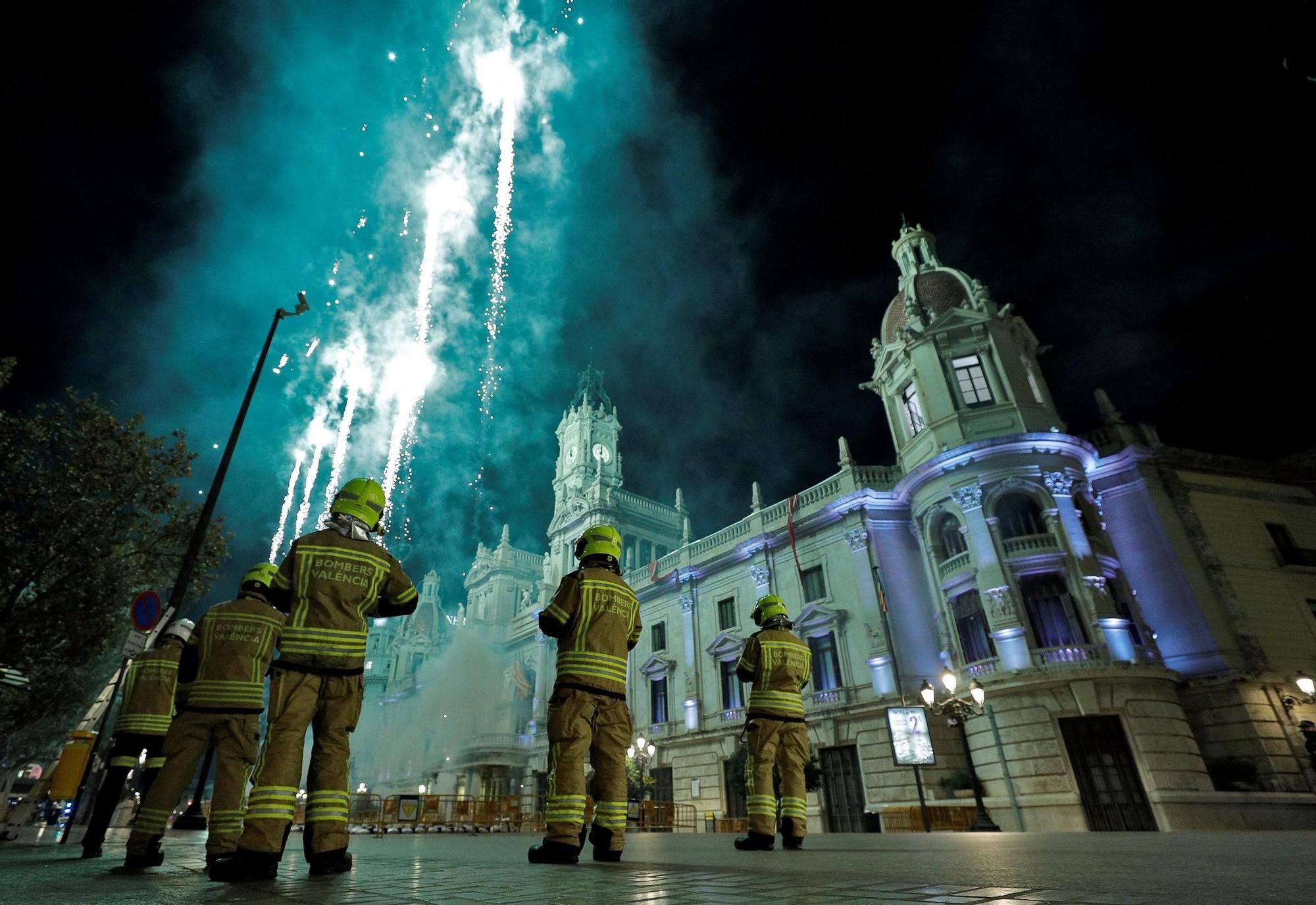 Castillo de fuegos artificiales en la Plaza del Ayuntamiento de València