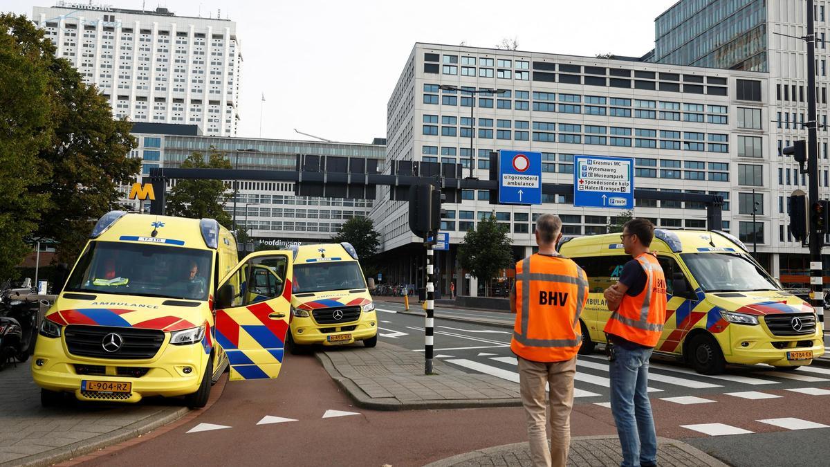 Tres ambulancias en la zona donde se ha registrado el tiroteo, este jueves en Rotterdam.