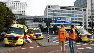 Tres ambulancias en la zona donde se ha registrado el tiroteo, este jueves en Rotterdam.