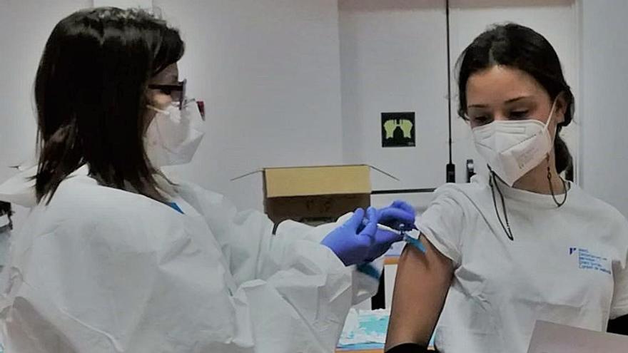 Una trabajadora de una de las cinco residencias que el IMAS gestiona en Mallorca, vacunándose contra la covid-19.