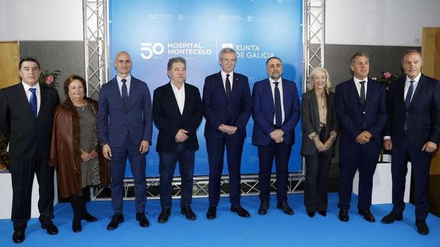 El presidente de la Xunta, con otras autoridades como el alcalde o el conselleiro de Sanidade, en la celebración del 50 aniversario. |   // G. SANTOS