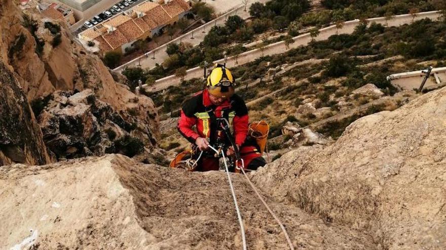 Los bomberos de Alicante invitan a contemplar un simulacro de rescate en altura en el Benacantil