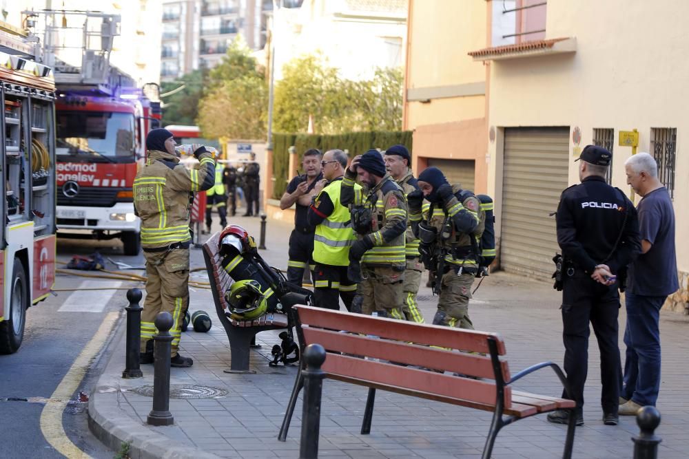 Dos niños intoxicados y una mujer herida en un incendio en Patraix