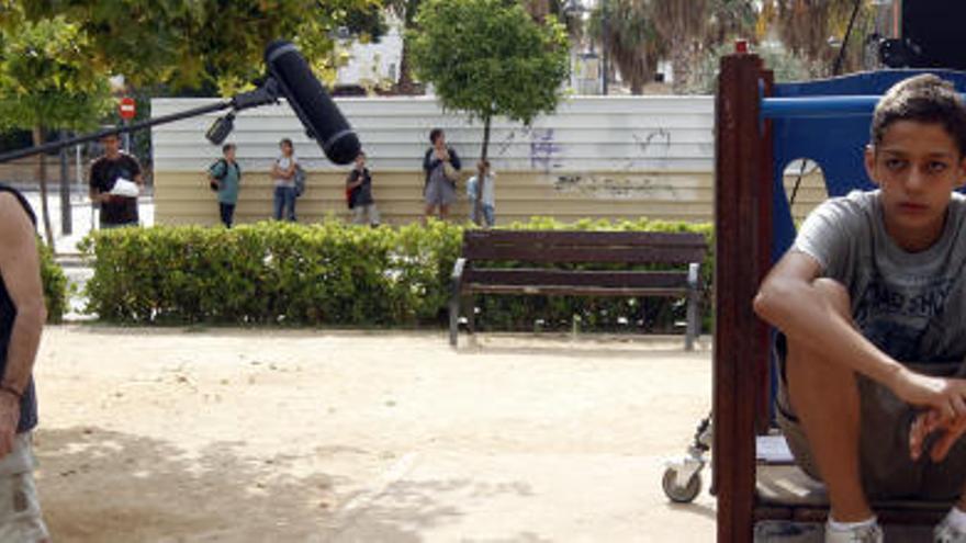 Miguel (Omar) espera a sus amigos a la salida de la escuela.