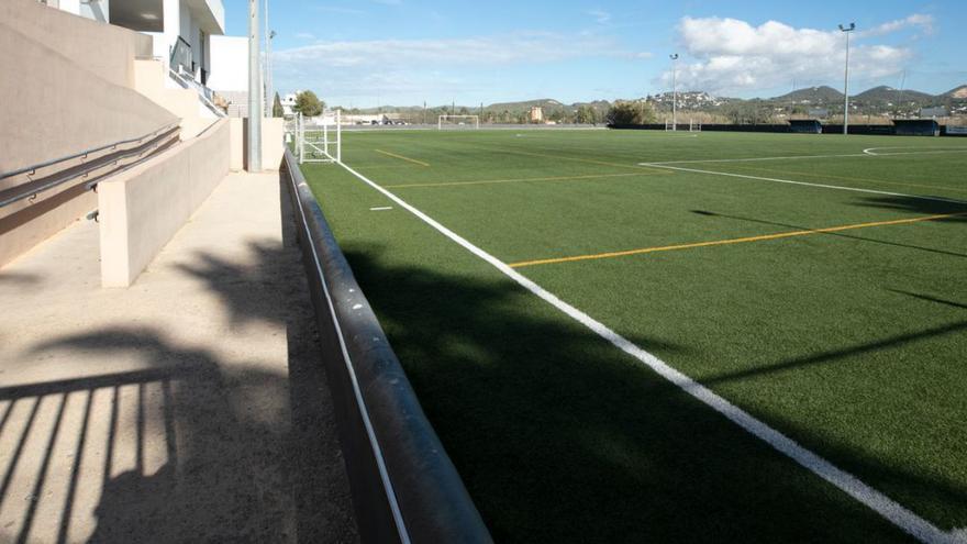 Imagen del muro perimetral del campo de fútbol municipal de es Puig d’en Valls. | VICENT MARÍ