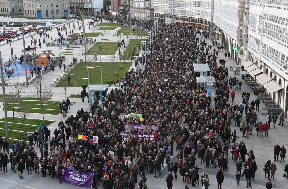 33.000 mujeres y hombres secundan las manifestaciones feministas en A Coruña