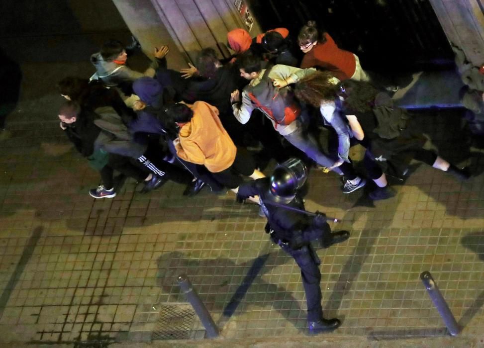 Els Mossos carreguen contra manifestants concentrats a Via Laietana