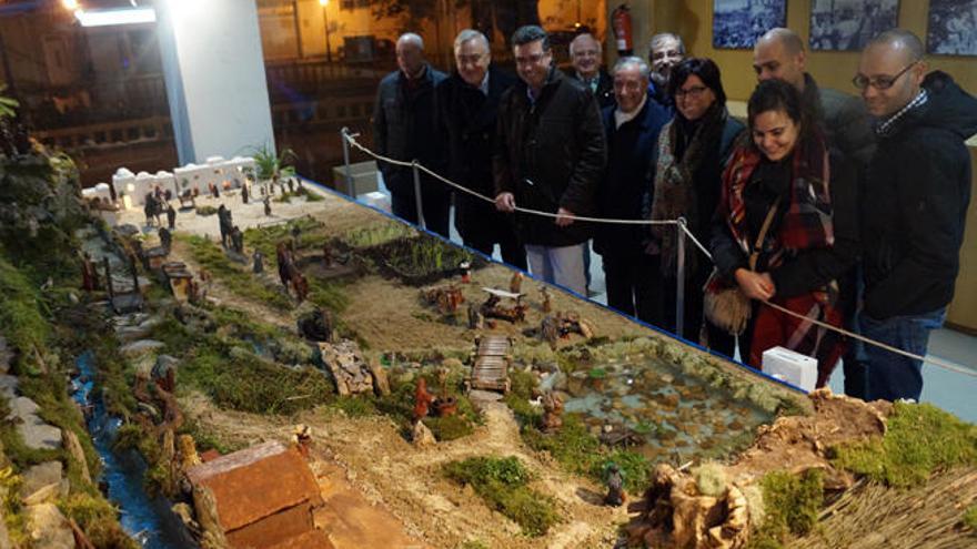 El autor del belén, José Carlos Otero (2ºi), ayer en la inauguración con el alcalde Javier Bas (3ºi). // Faro