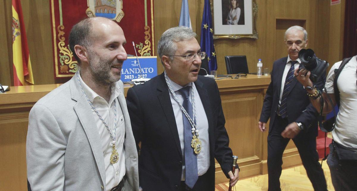 Luis Menor en el pleno de investidura de la Diputación, con Jácome.  |  Iñaki Osorio