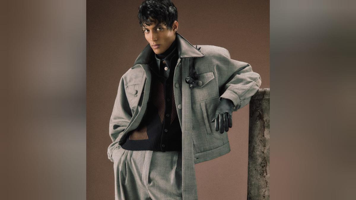 Un modelo, con uno de los diseños de Palomo en su nueva colección 'Limbo'.