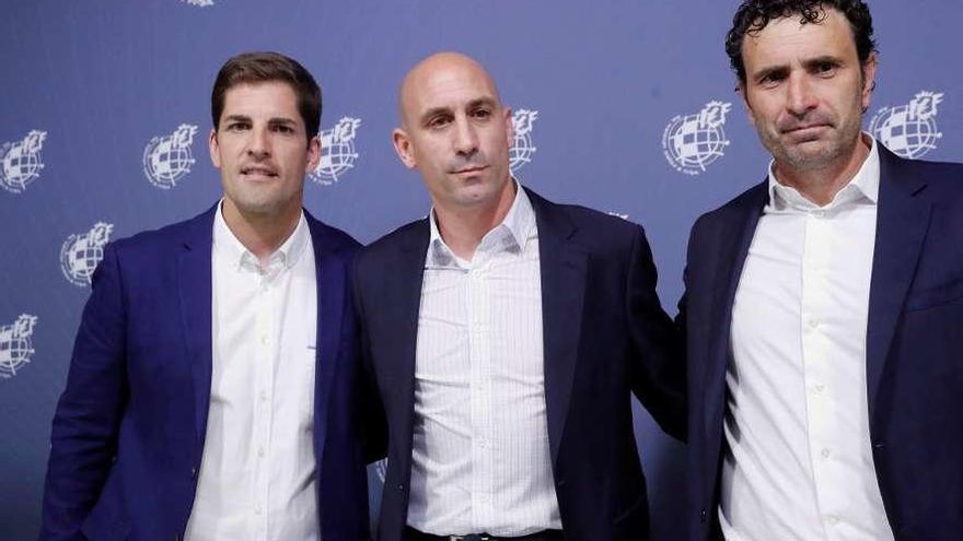 Robert Moreno, junto a Luis Rubiales y Francisco Molina durante su presentación en Las Rozas. // Efe