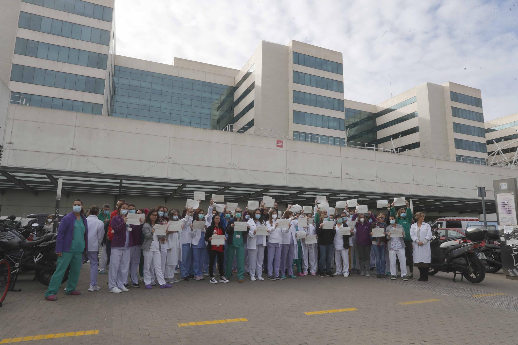 Los sanitarios se manifiestan a las puertas de La Fe por las oposiciones