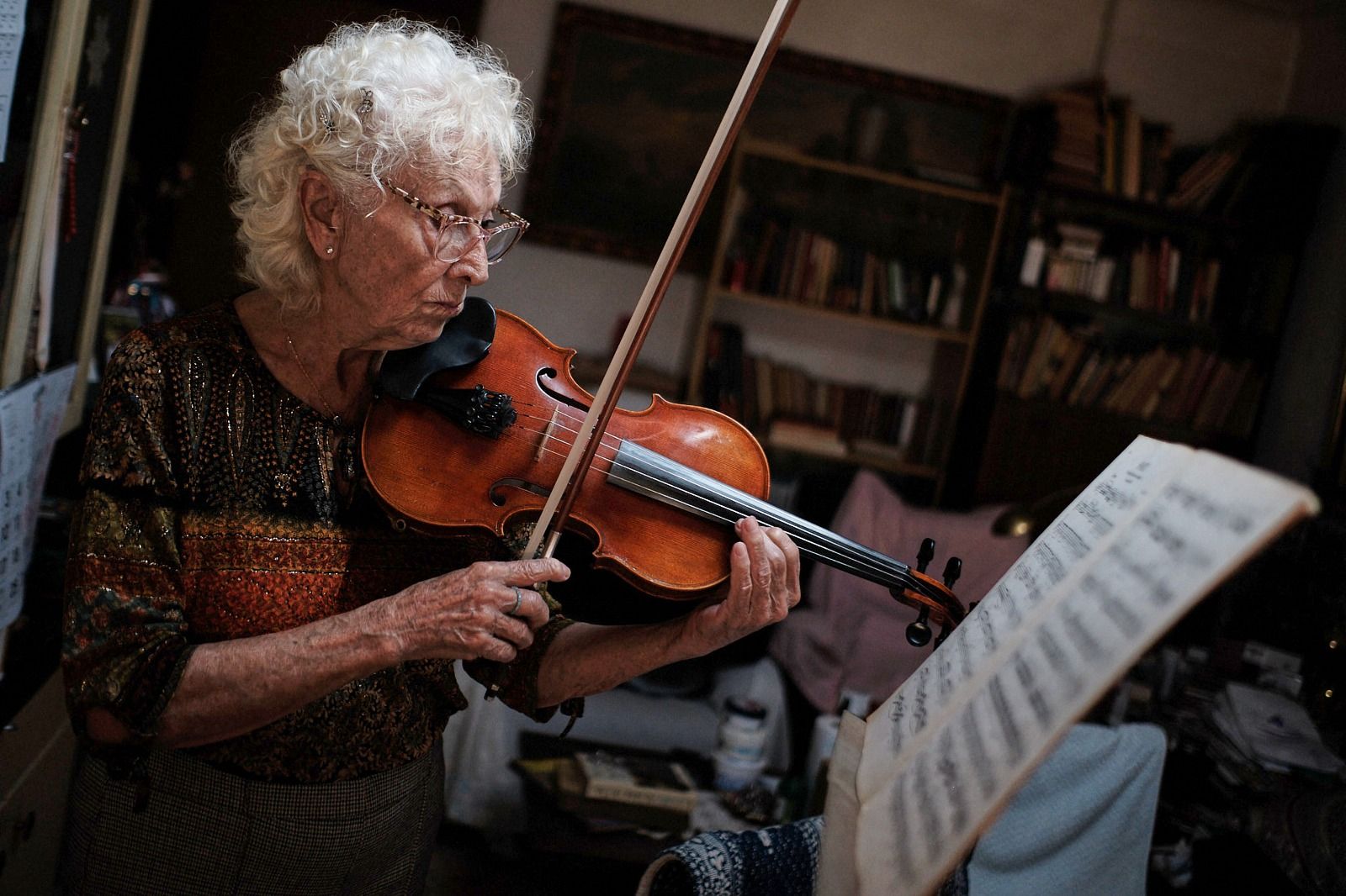 Alvina toca su violín.