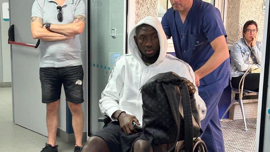 El doctor Ripoll opera al delantero del Almería Ibrahima Koné