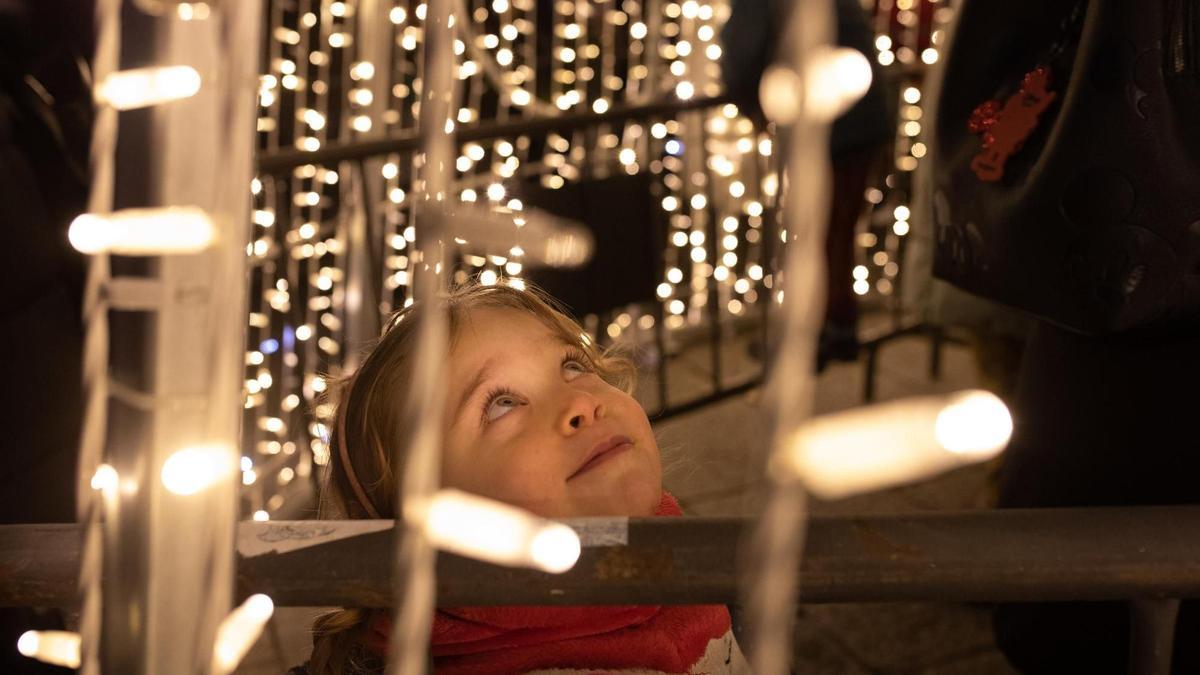 Una niña mirando las luces de Navidad en Zamora.