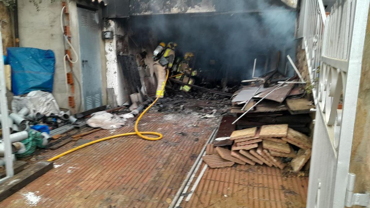 Els Bombers treballant en l&#039;extinció de l&#039;incendi.